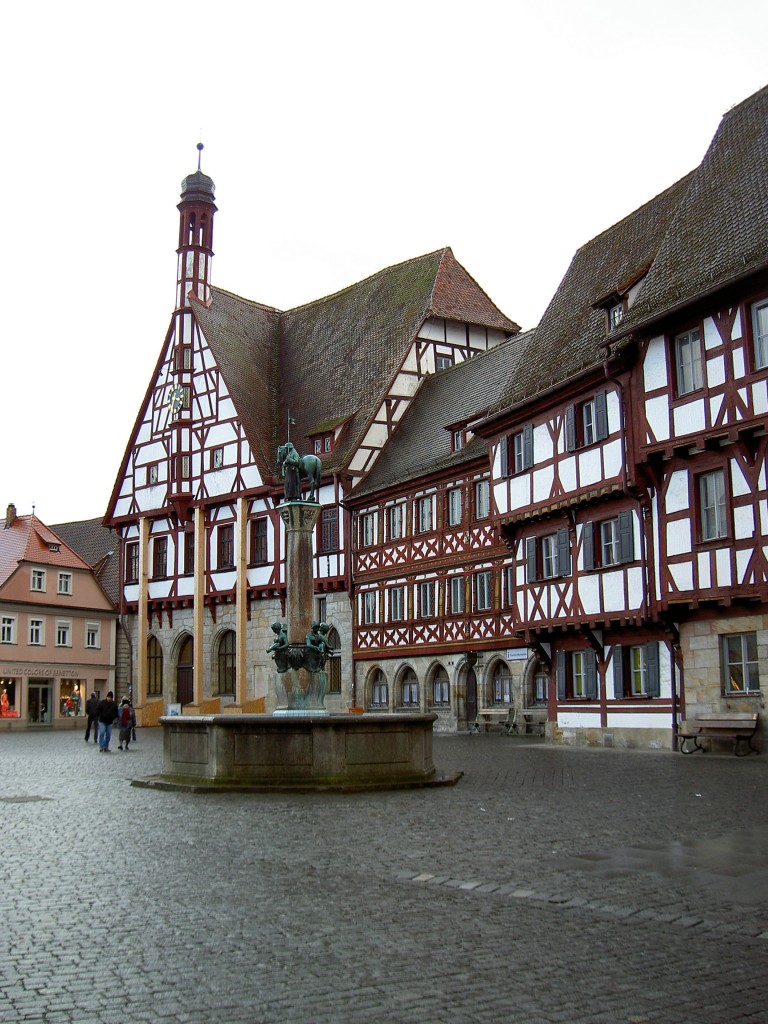 Forchheim, Altes Rathaus, erbaut im 15. Jahrhundert, Schnitzereien von Hans Ruhalm 1523 (09.02.2014)