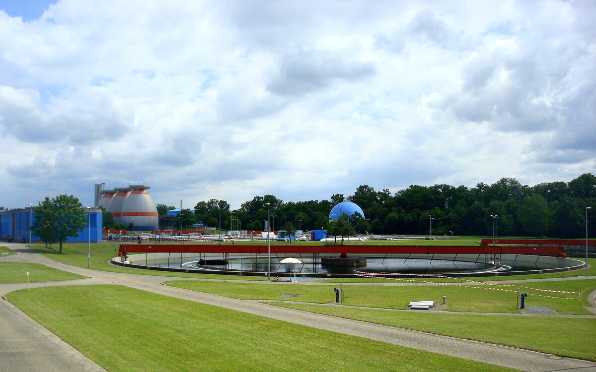 Forchheim, Blick auf einen Teil des Groklrwerkes, im Vordergrund das kreisrunde Nachklrbecken, im Hintergrund die Faulschlammtrme, Juni 2010