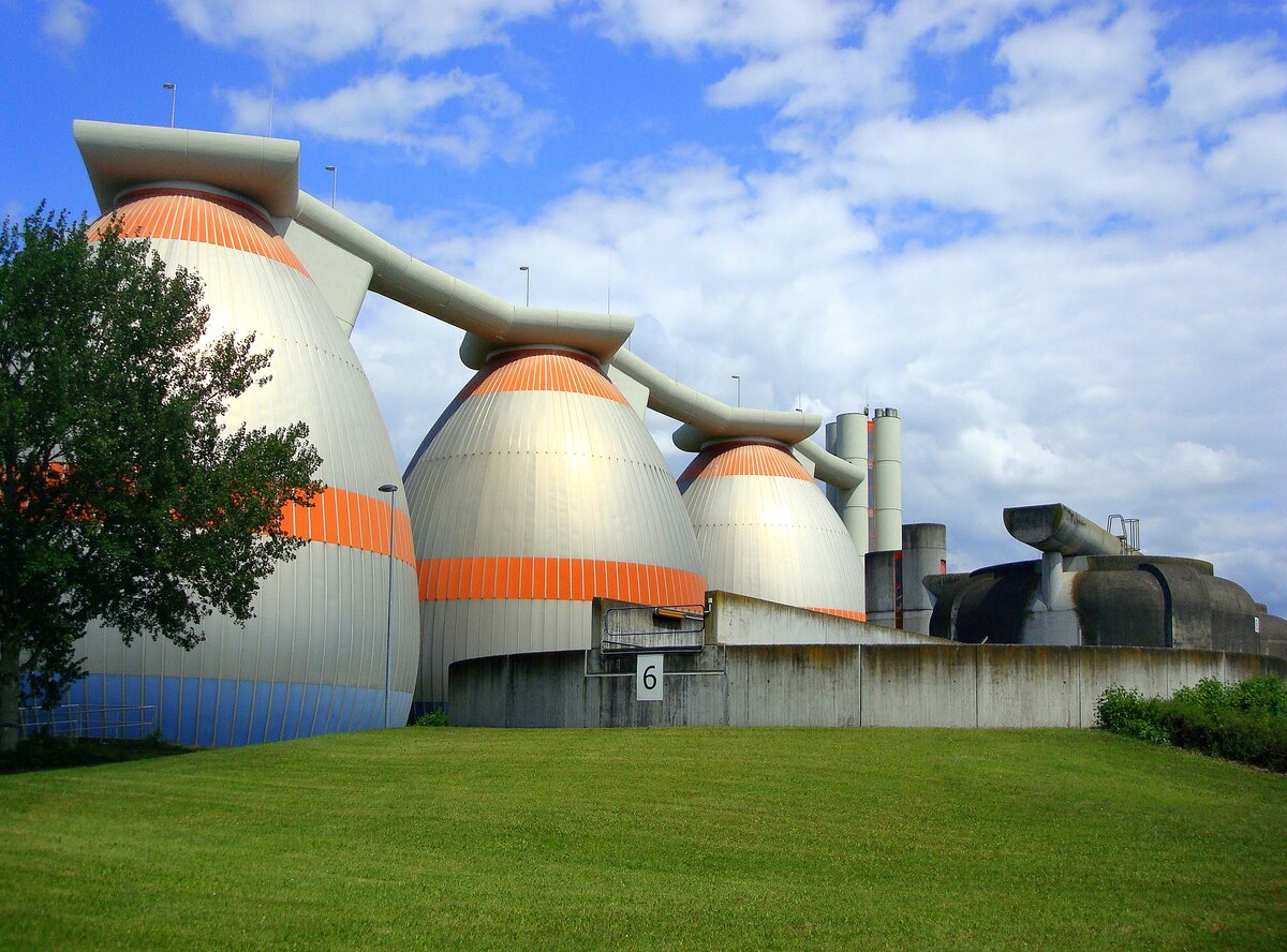 Forchheim, die Faulschlammtrme im Klrwerk, das gewonnene Biogas wird im Werk zur Energiegewinnung genutzt, Juni 2010