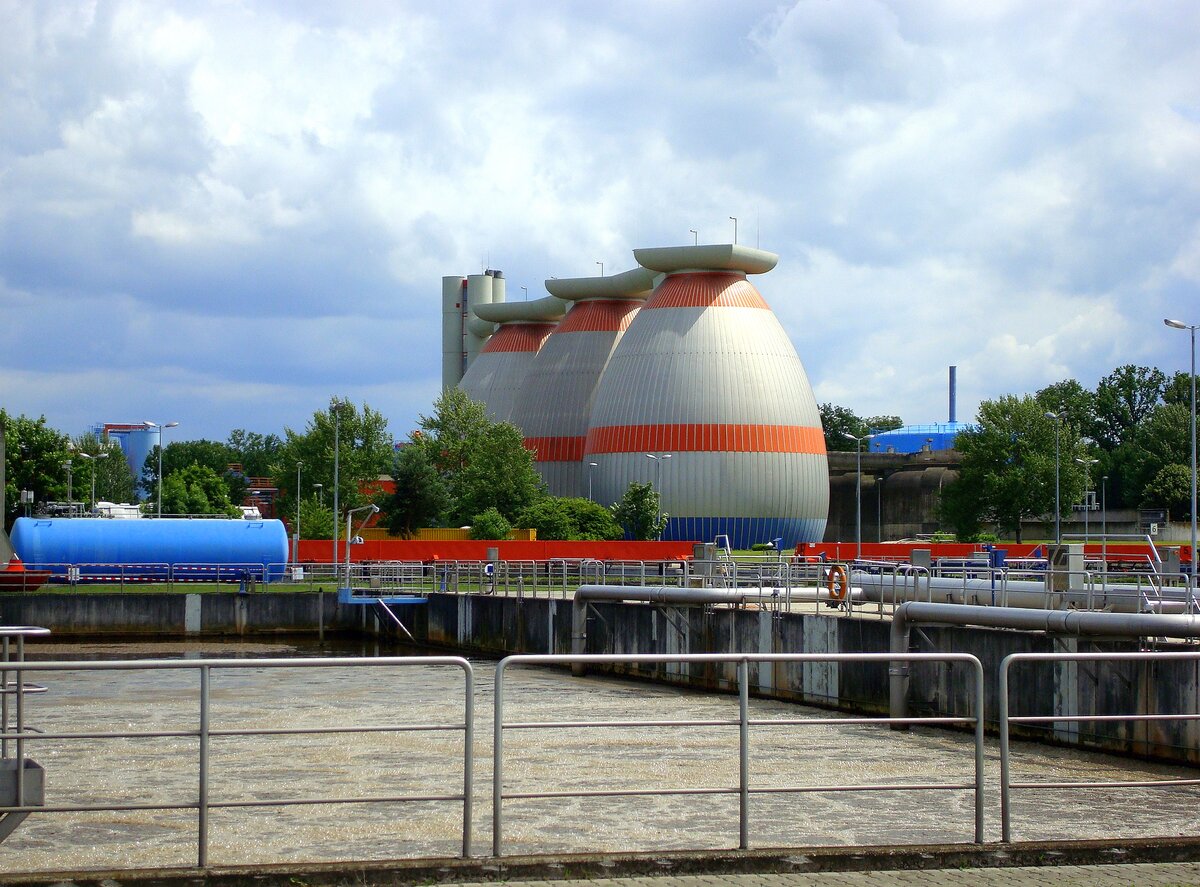 Forchheim, das Groklrwerk des Abwasserzweckverbandes Breisgauer Bucht wurde 1980 in Betrieb genommen und hat eine Kapazitt fr 660.000 Einwohner, das gereinigte Abwasser wird ber den Leopoldskanal in den etwa 6Km entfernten Rhein geleitet, Juni 2010