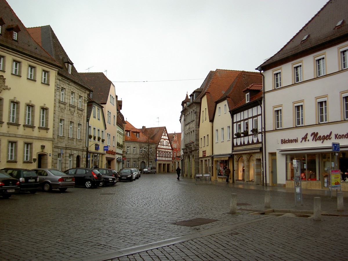 Forchheim, Huser in der Sattlertorstrae mit Turm der Marienkapelle (09.02.2014)