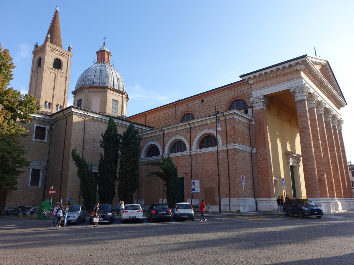 Forli, Dom St. Croce an der Piazza del Duomo, erbaut im 15. Jahrhundert, klassizistische Fassade von 1841 (20.09.2019)