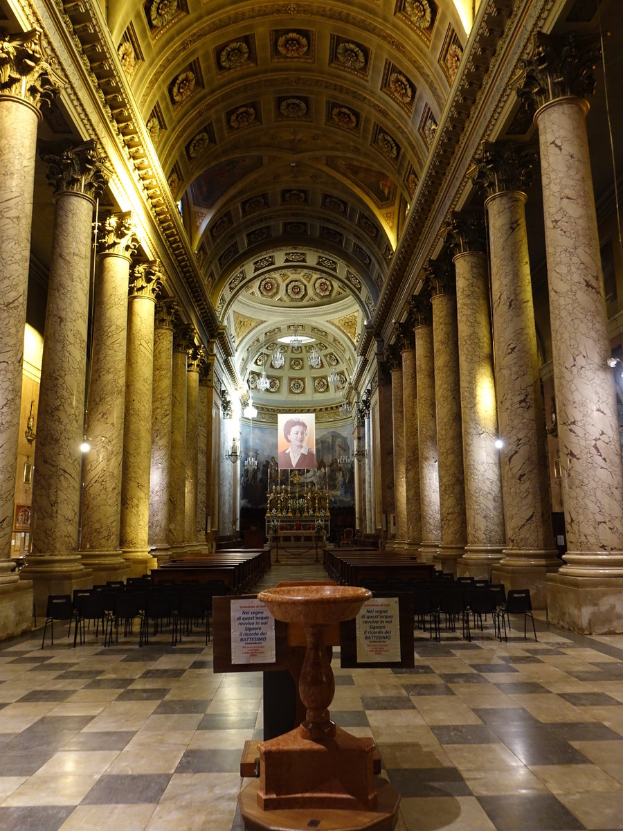 Forli, Innenraum des Dom St. Croce, Deckenfresko von Carlo Cignani, Taufbrunnen von 1504 (20.09.2019)