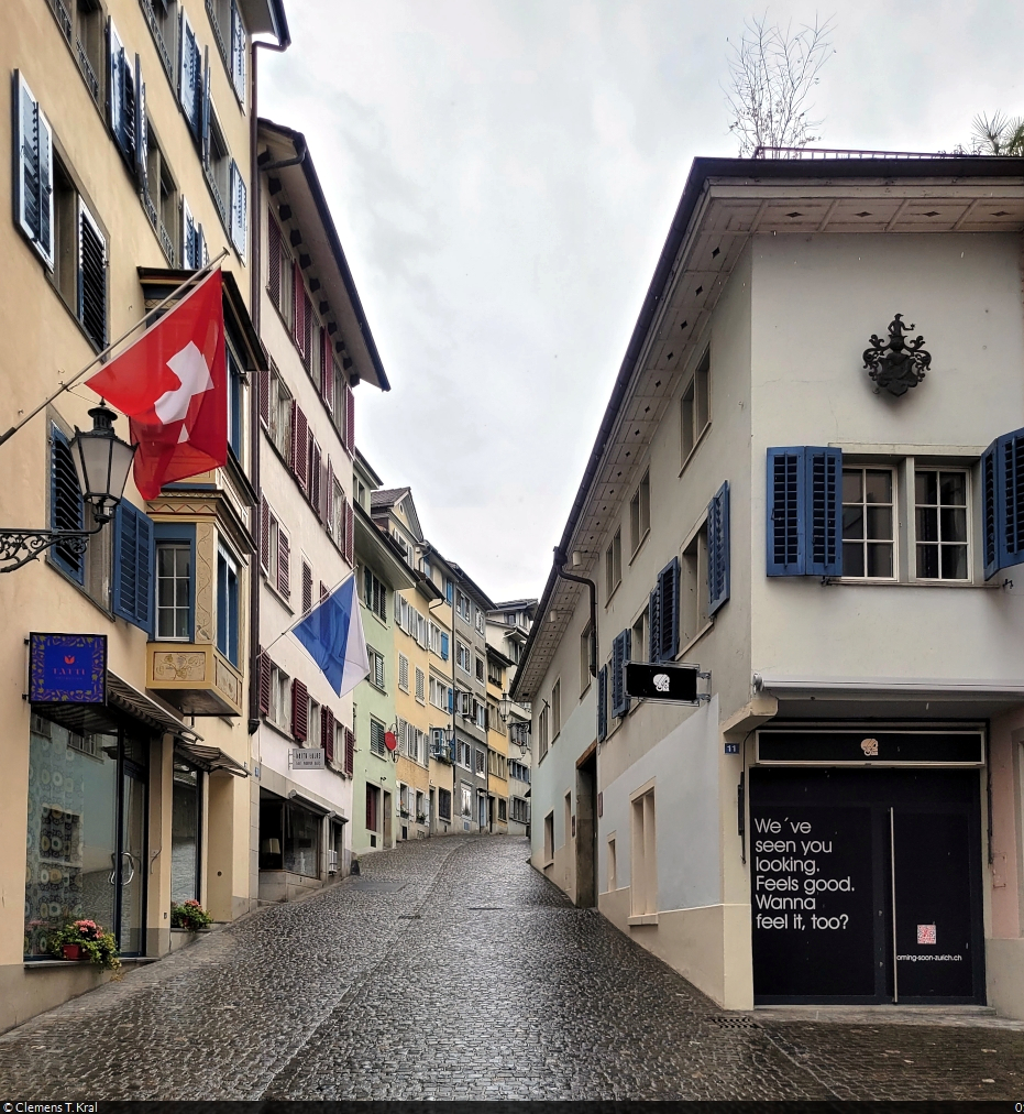 Fortunagasse in Zrich (CH), zum Nationalfeiertag beflaggt mit einer Fahne der Schweiz und des Kantons.

🕓 1.8.2023 | 13:15 Uhr