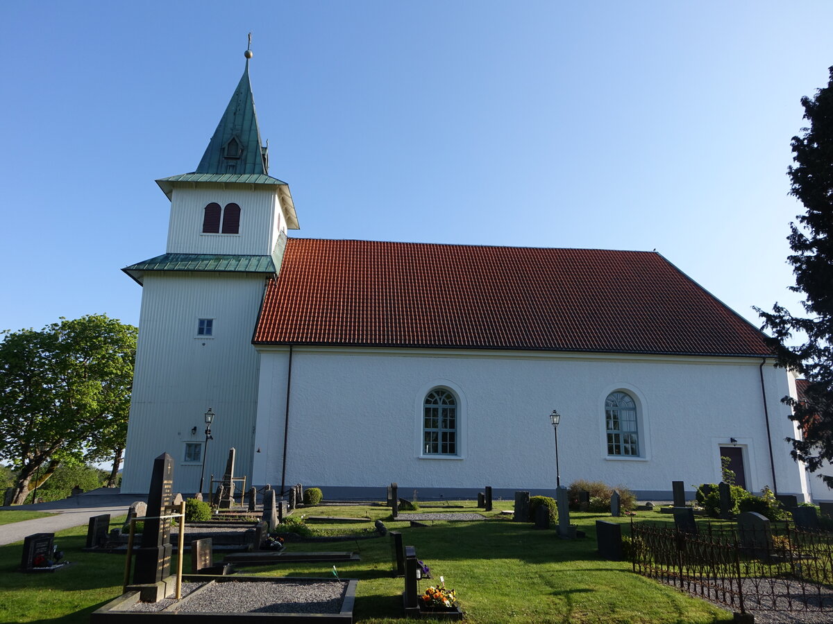 Foss, evangelische St. Johannes Kirche, erbaut von 1733 bis 1734, Kirchturm von 1887 (20.05.2023)