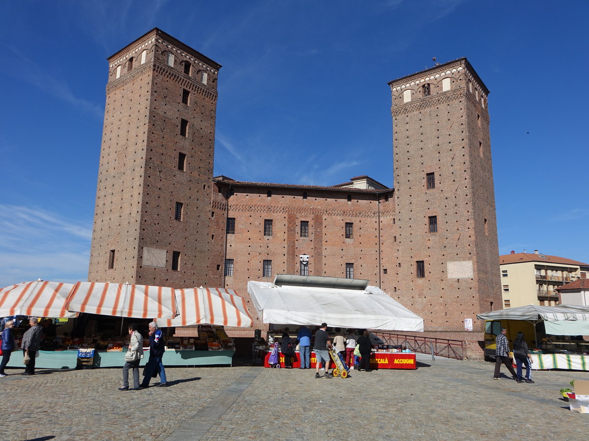 Fossano, Castello dei Principi d´Acaja an der Piazza Castello, erbaut bis 1314 als quadratisches mittelalterliches Schloss mit vier Ecktrmen (03.10.2018)