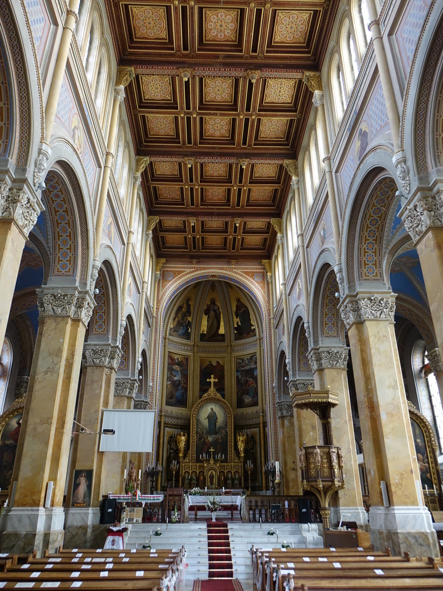 Fot, dreischiffiger neuromanischer Innenraum der Pfarrkirche St. Stephan (02.09.2018)