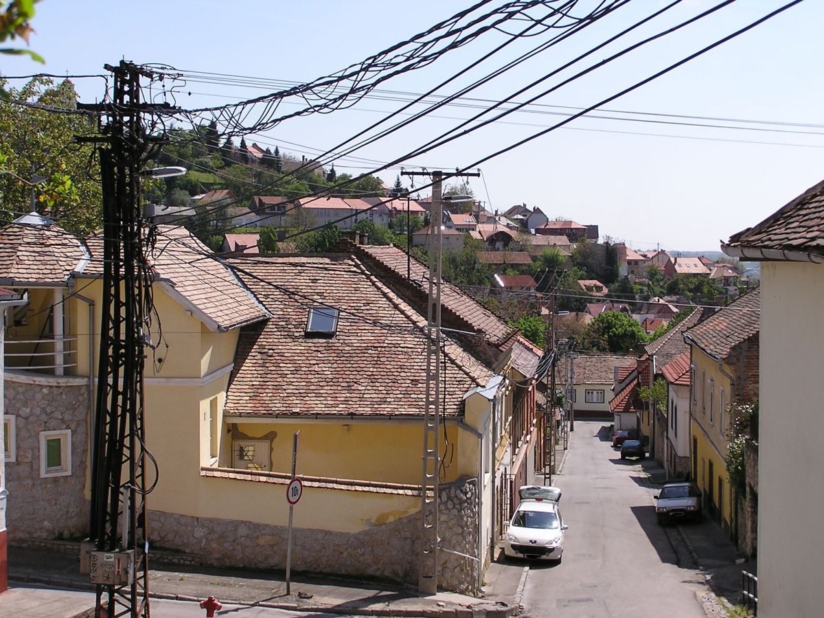 Foto von einer steilen Strasse in der Stadtteil  Havihegy . Aufnahmejahr: 2010