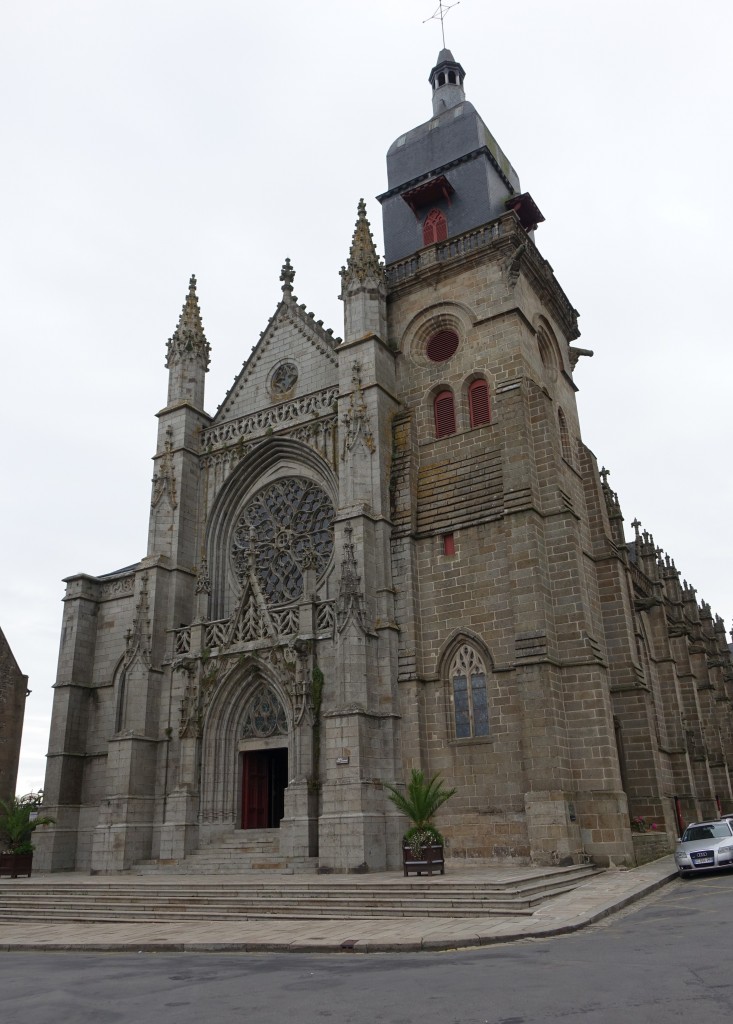 Fougeres, Kirche Saint Leonard, erbaut im 15. Jahrhundert, unterer Teil des Glockenturm romanisch (12.07.2015)