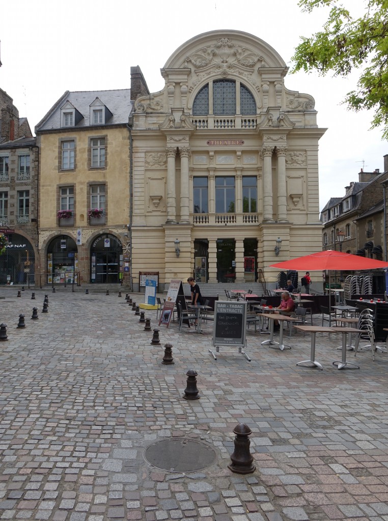 Fougeres, Stadttheater Victor Hugo am Place du Theatre (12.07.2015)