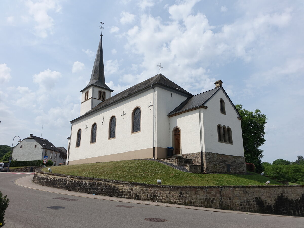 Fouhren, Pfarrkirche Saint-Etienne in der Kierchestrooss (19.06.2022)