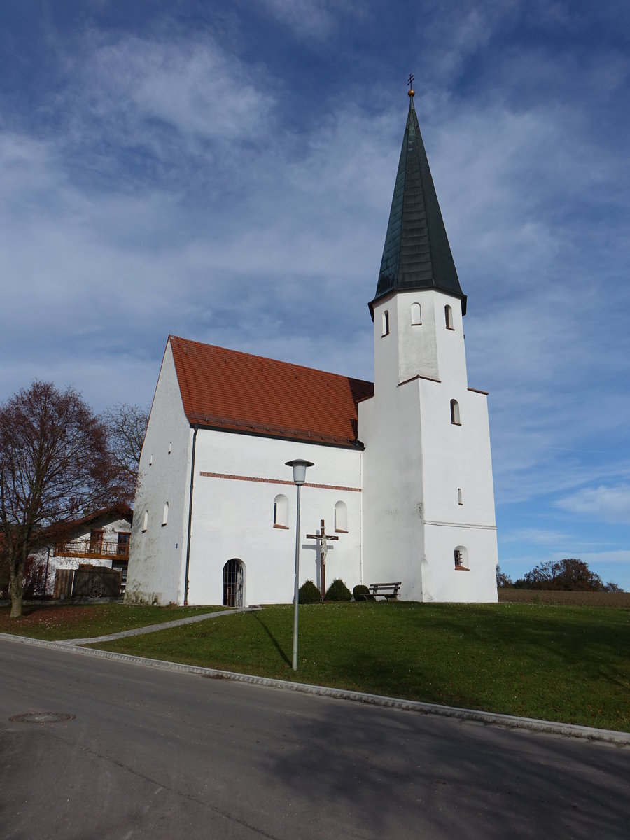 Frnkendorf, kath. St. Nikolaus Kirche, Saalbau mit Sdturm und sptromanischem Langhaus, erbaut im 12. Jahrhundert (21.11.2016)