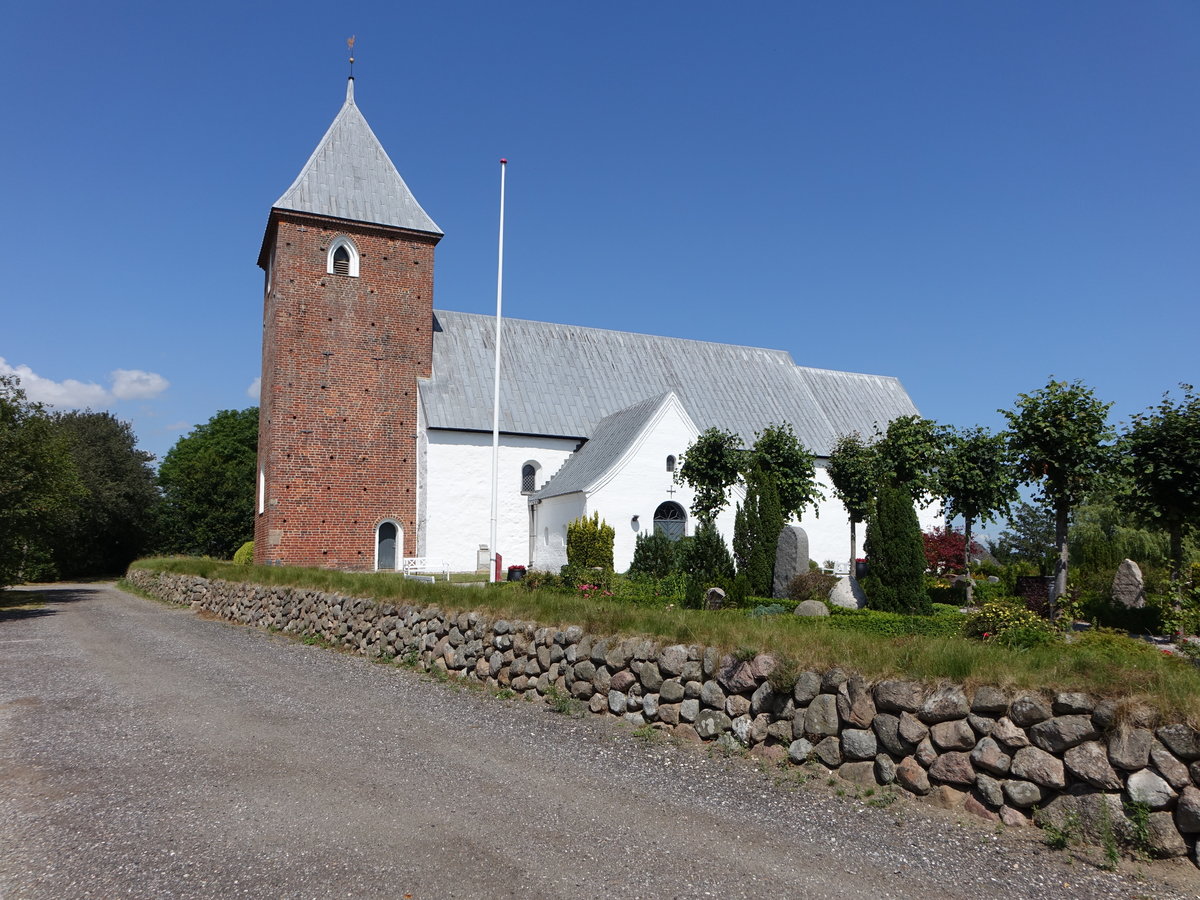 Framlev, romanische Ev. Kirche aus Schwemm- und Feldstein, erbaut im 13. Jahrhundert (24.07.2019)