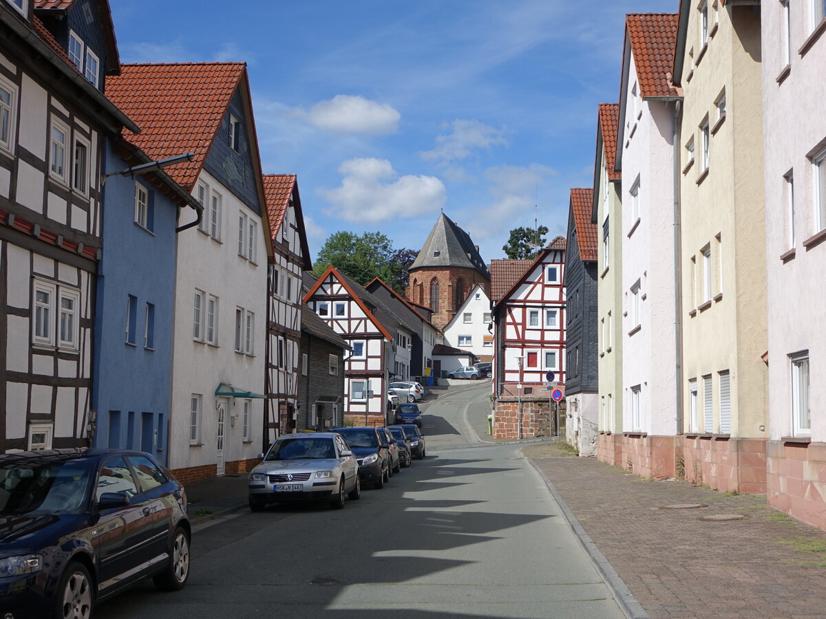 Frankenberg (Eder), Blick in die Untergasse mit Hospitalkirche (06.08.2022)