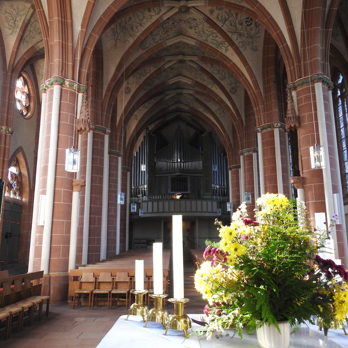 FRANKENBERG/EDER-LIEBFRAUENKIRCHE
Der Grundstein der Kirche wurde 1286 im Beisein des Landgrafen HEINRICH I. gelegt-Vorbild war die 1283
vollendete ELISABETH-KIRCHE in MARBURG...
Baumeister TYLE VON FRANKENBERG prgte entscheidend die Gestaltung des Gotteshauses-vieles seiner
reichen plastischen Ausstattung fiel nach dem groen Brand von 1476 auch noch der bilderfeindlichen
Kirchenreform des Landgrafen MORITZ des GELEHRTEN zum Opfer....
hier,am 1.11.2017 der Blick vom Altar zur Orgel,vom Frankenberger Orgelbaumeister WOLFGANG BTTNER
geschaffen.
Im Kirchenfhrer heit es: Die Liebfrauenkirche als Ganzes ist ein Kunstwerk,aber sie wurde nicht als
solches erbaut,sondern als Heimat der Christengemeinde,wo seit mehr als 700 Jahren Gottes Wort
gehrt,Gottes Lob gesungen ,Zwiesprache mit dem gehalten wird,der Herr ist ber
das GESTERN und HEUTE und MORGEN......

