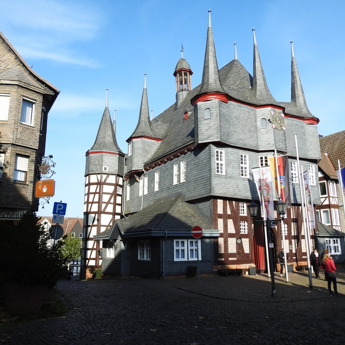 FRANKENBERG/EDER-RATHAUS
Ein sehens-und liebenswerts Stdtchen an der EDER mit einem beeindruckenden 10-trmigen Rathaus,
1509 im gotischen Stil errichtet-hier von der Rckseite aus fotografiert mit dem Eingangstor zum Erdgeschoss
mit der MARKTHALLE(SCHIRN),wo jeden Samstag der Wochenmarkt der Landfrauen stattfindet..am 1.11.2017
