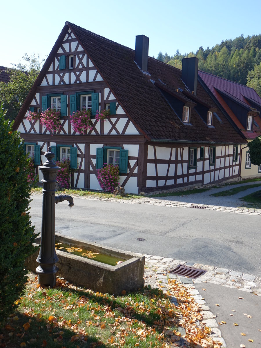 Frankendorf, Brunnen und Fachwerkhaus an der Hauptstrae (13.10.2018)