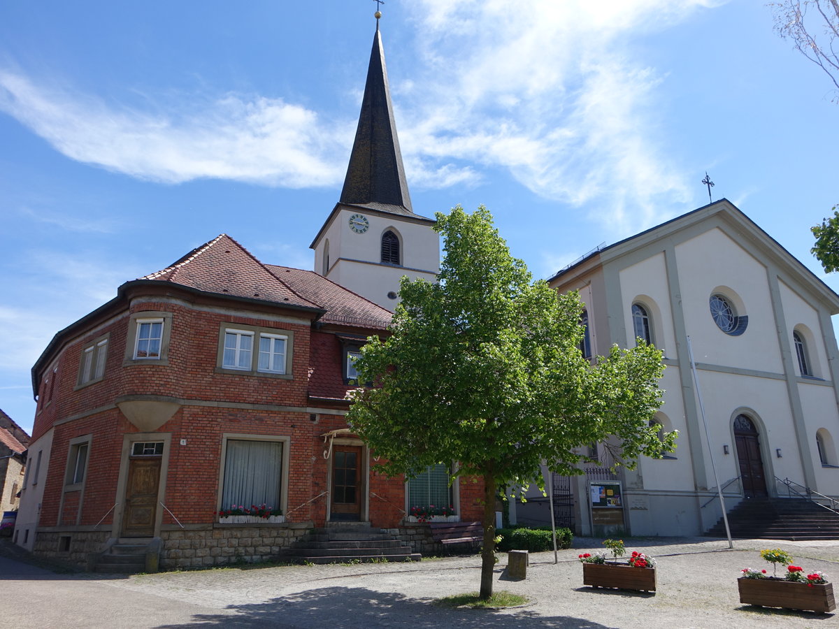 Frankenwinheim, kath. Pfarrkirche St. Johannes, Hallenkirche mit Flachsatteldach und halbrunder Apsis, Kirchturm erbaut 1491, Langhaus von 1836 (28.05.2017)