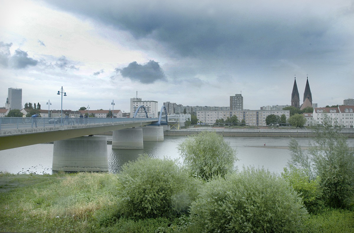 Frankfurt an der Oder von Slubice (Polen) aus gesehen. Aufnahme: Juli 2006.