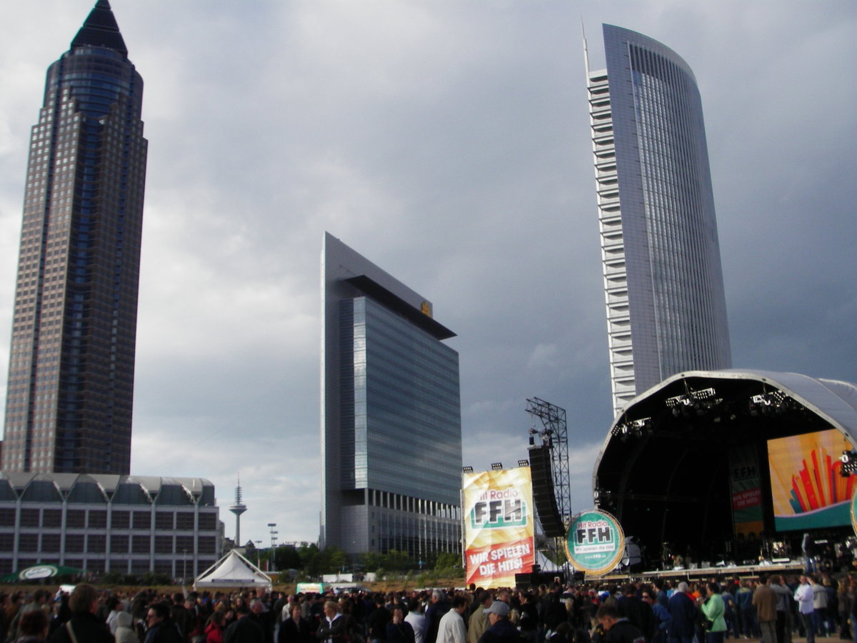 Frankfurt. Besucher bei der Abendveranstaltung des Wolkenkratzerfestivals 2007 vor dem Messeturm, Kastor und Pollux in Frankfurt am Main. Aufgenommen am 12.05.2007.