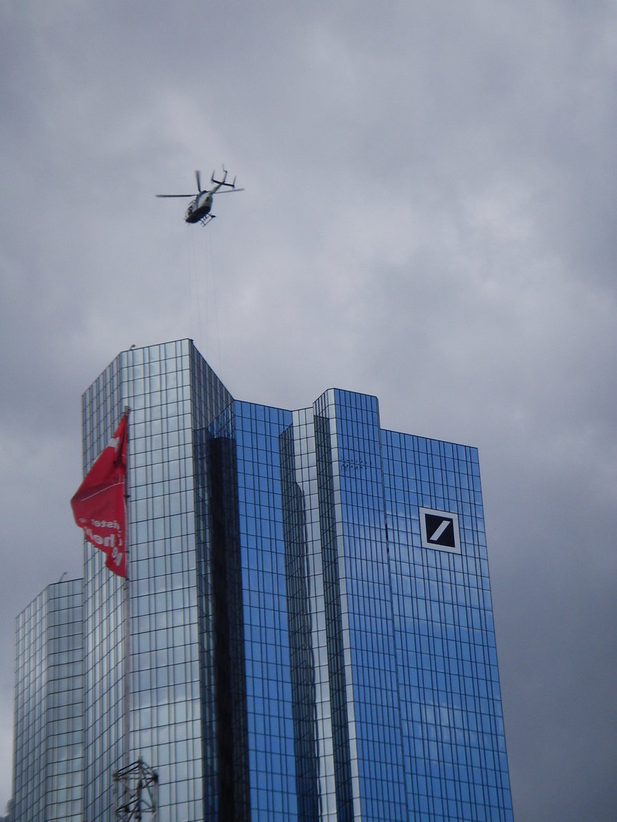 Frankfurt. Ein Helikopter berfliegt den Deutsche Bank Turm in Frankfurt am Main. Aufgenommen am 12.05.2007.