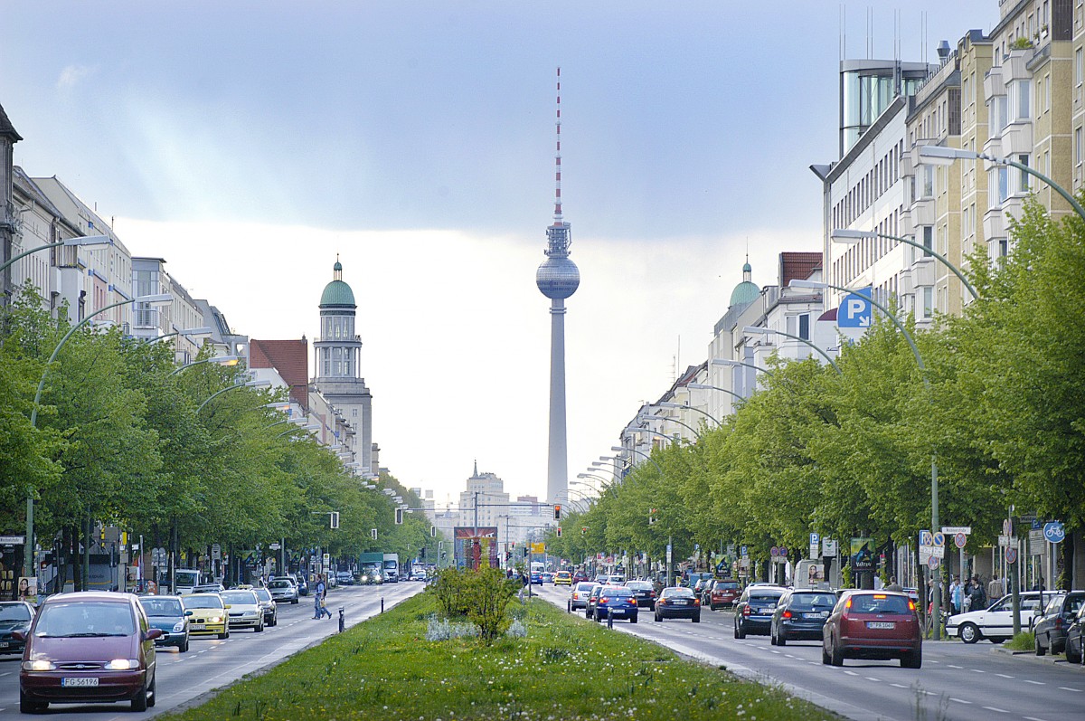 Frankfurter Allee in Berlin-Friedrichshain mit dem Berliner Fernsehturm im Hintergrund. Aufnahme: 3. Mai 2008.