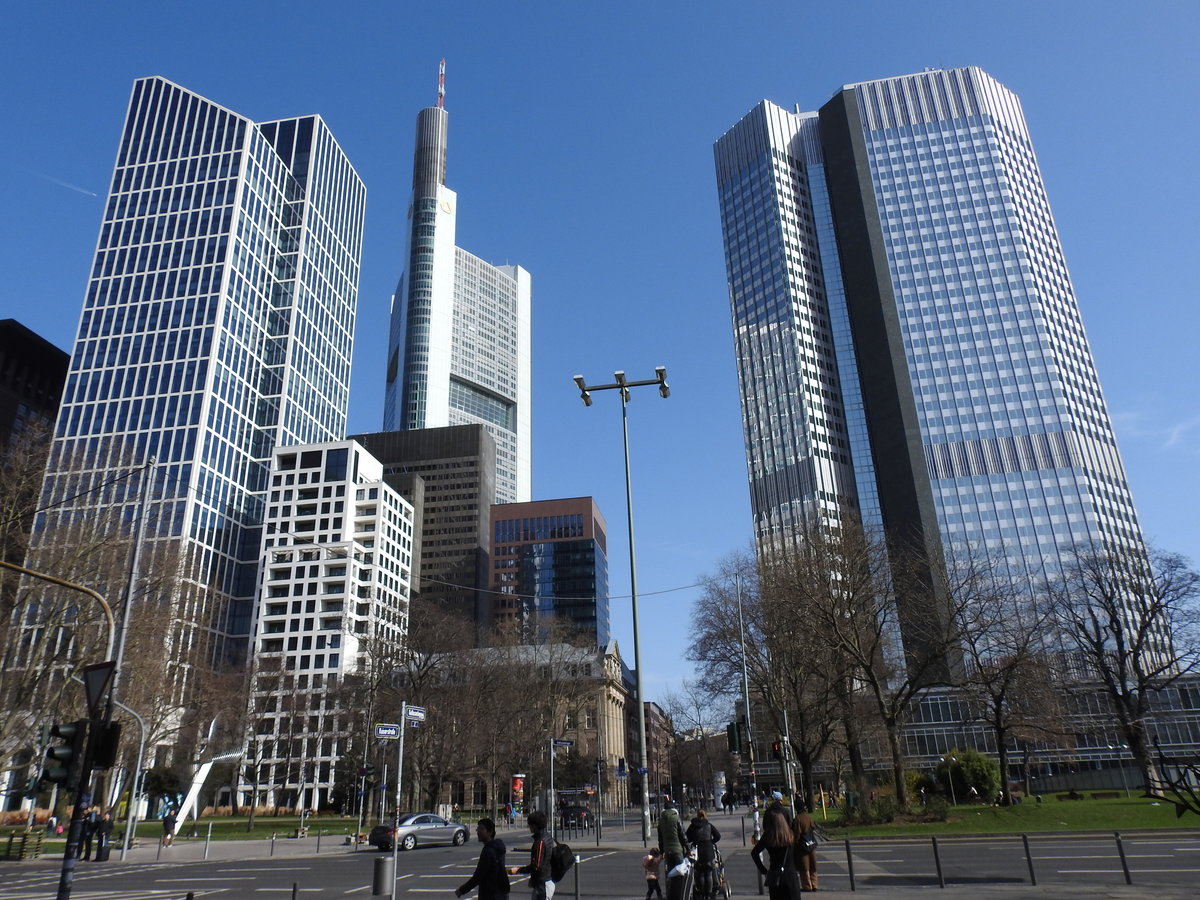 FRANKFURTER ARCHITEKTUR....
Immer wieder faszinierend,die Hochhaus-Architektur in FRANKFURT,die die skyline
dieser Weltmetropole so prgt...hier am 12.3.2017