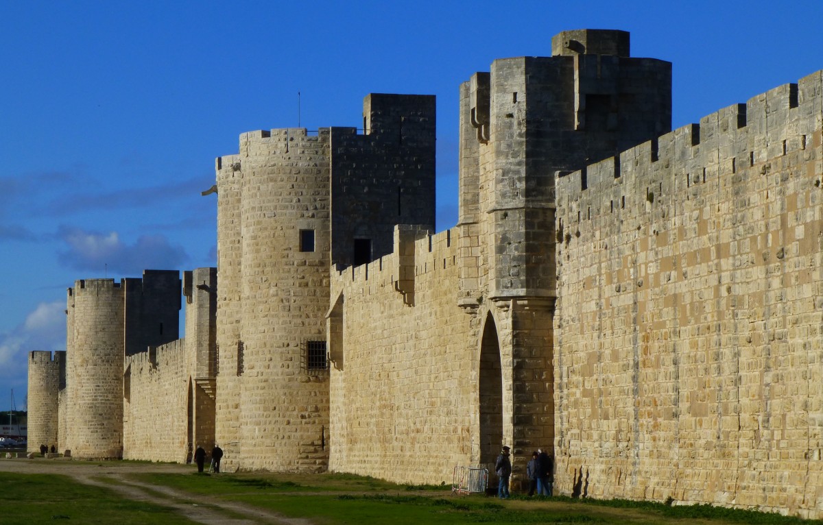 Frankreich, Languedoc, Gard, Aigues-Mortes, die sdlichen Befestigungsmauern. 27.01.2014. Namen der Trme und Tore in den Befestigungsmauern: http://www.ot-camargue.fr/ot-aigues-mortes/index.htm  