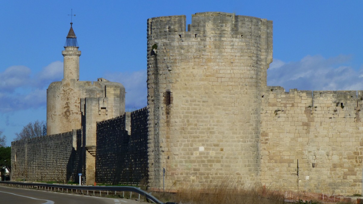 Frankreich, Languedoc, Gard, Aigues-Mortes, die Tour de Constance links im Bild, die westlichen Befestigungsmauern und die Tour de Bourgogne. 27.01.2014