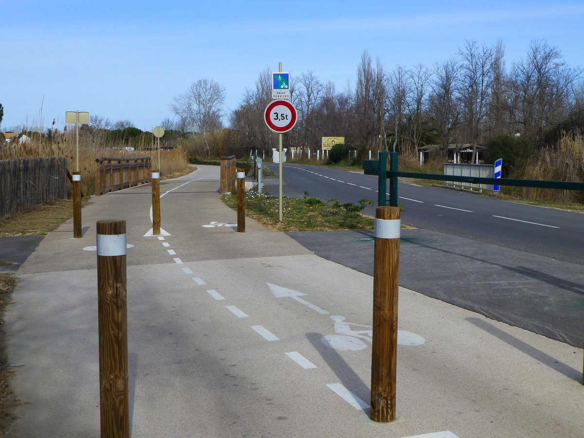 Frankreich, Languedoc, Gard, der Radweg vom Grau-du-Roi zur Pointe de l'Espiguette. 11.02.2014