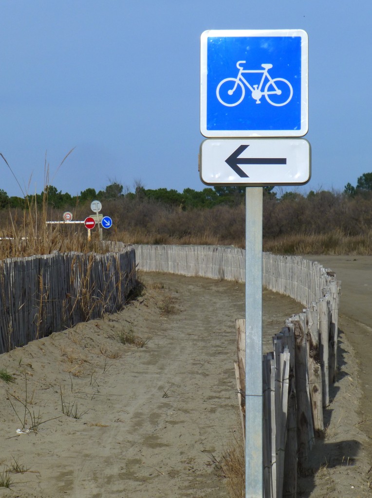 Frankreich, Languedoc, Gard, der Radweg vom Grau-du-Roi zur Pointe de l'Espiguette. An der Pointe de l'Espiguette sind die ersten 100 Meter versandet. 11.02.2014