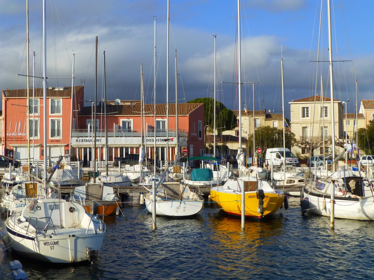 Frankreich, Languedoc, Hrault, Bouzigues am tang de Thau, Blick auf Bouzigues und den Hafen. 06.02.2014