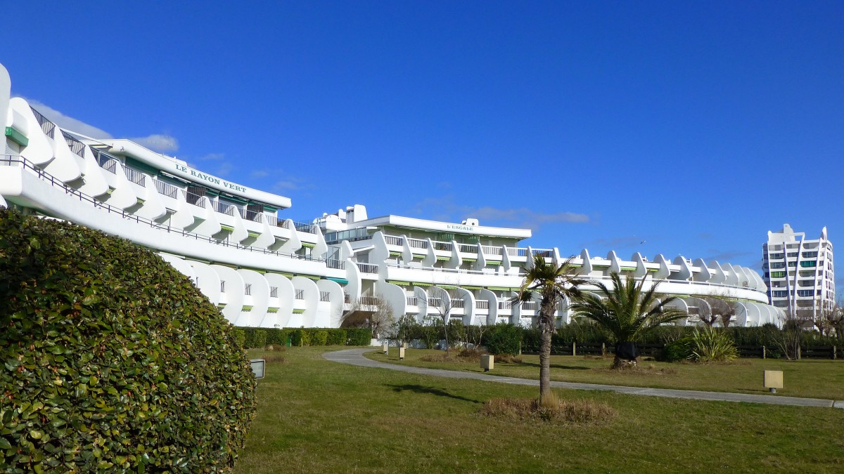 Frankreich, Languedoc, Hrault, La Grande Motte. Der Ort wurde errichtet unter der Prsidentschaft von de Gaulle um den Tourismus im Languedoc zu beleben. Der Erbauer ist der Architekt Jean Balladur. Er gibt den einzelnen Vierteln verschiedene Aspekte seiner Pyramiden. 03.02.2014 