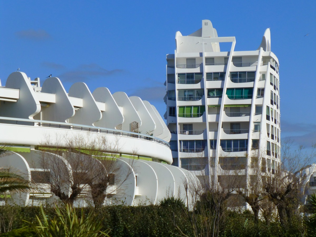 Frankreich, Languedoc, Hrault, La Grande Motte. Der Ort wurde errichtet unter der Prsidentschaft von de Gaulle um den Tourismus im Languedoc zu beleben. Der Erbauer ist der Architekt Jean Balladur. Er gibt den einzelnen Vierteln verschiedene Aspekte seiner Pyramiden. 03.02.2014 