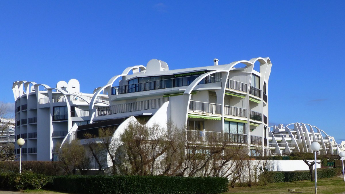 Frankreich, Languedoc, Hrault, La Grande Motte. Der Ort wurde errichtet unter der Prsidentschaft von de Gaulle um den Tourismus im Languedoc zu beleben. Der Erbauer ist der Architekt Jean Balladur. Er gibt den einzelnen Vierteln verschiedene Aspekte seiner Pyramiden. 03.02.2014 