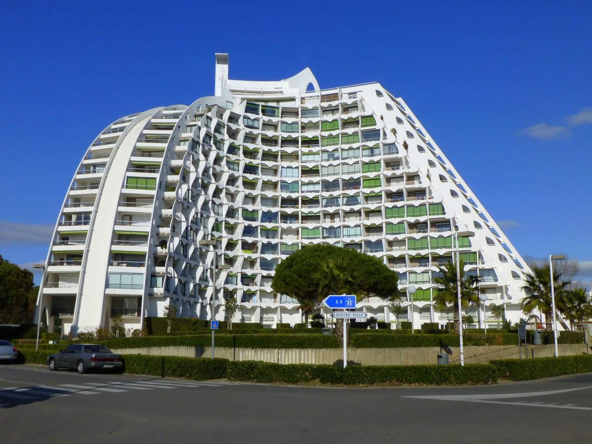 Frankreich, Languedoc, Hrault, La Grande Motte. Der Ort wurde errichtet unter der Prsidentschaft von de Gaulle um den Tourismus im Languedoc zu beleben. Der Erbauer ist der Architekt Jean Balladur. Er gibt den einzelnen Vierteln verschiedene Aspekte seiner Pyramiden. 03.02.2014 