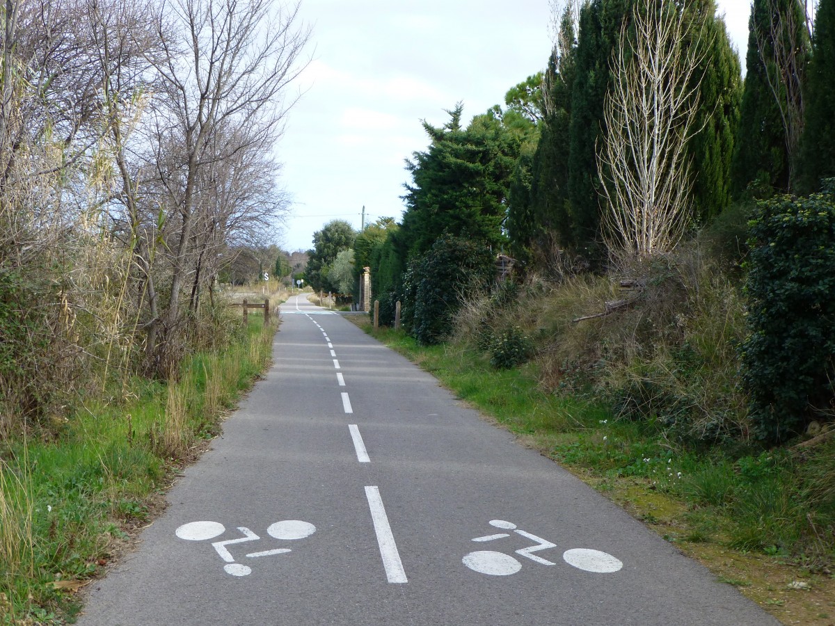 Frankreich, Languedoc, Hérault, Radweg von Mèze nach Balaruc, am Étang de Thau, auf der früheren Bahnlinie von Sète nach Mèze. 06.02.2014