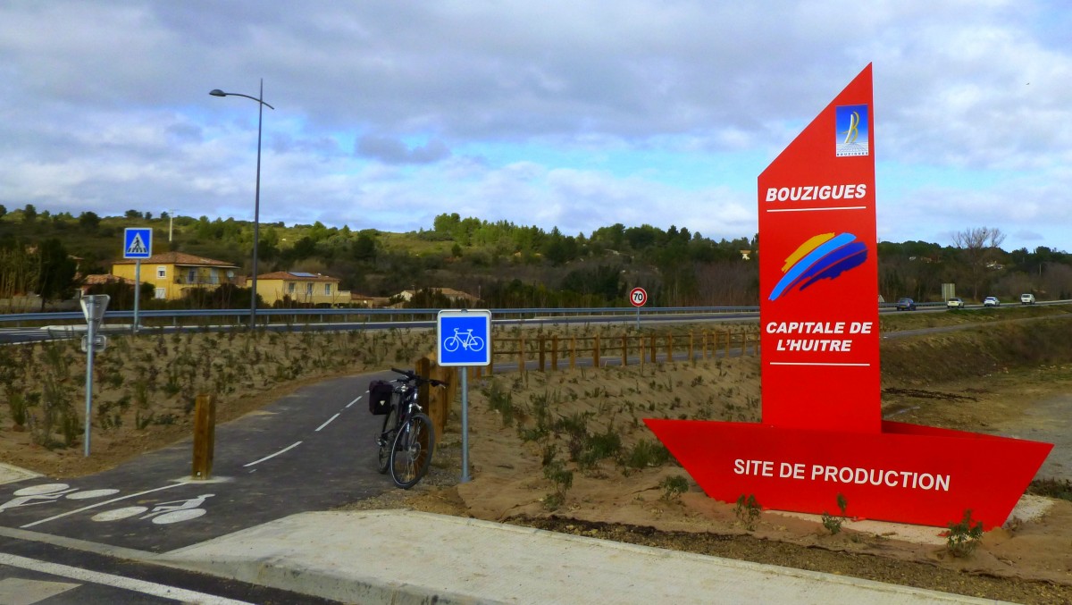 Frankreich, Languedoc, Hrault, Radweg von Mze nach Balaruc, am tang de Thau, auf der frheren Bahnlinie von Ste nach Mze. Der Radweg fhrt ber einen neuen Weg durch Bouzigues am alten Bahnhof entlang. 06.02.2014