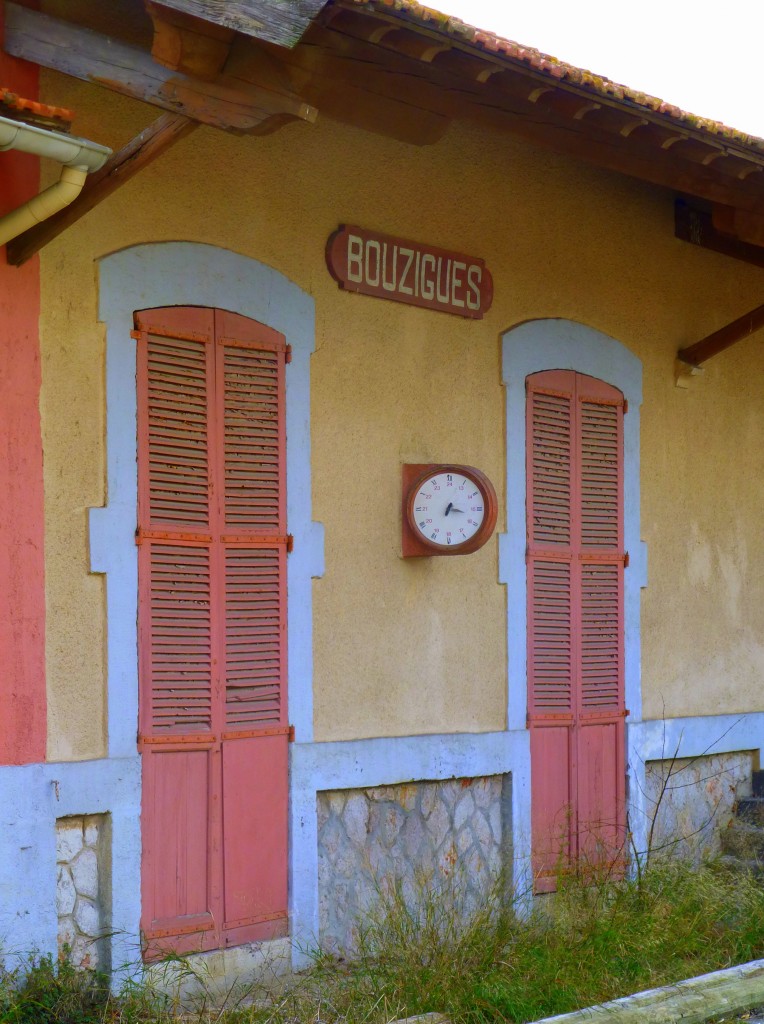Frankreich, Languedoc, Hrault, Radweg von Mze nach Balaruc, am tang de Thau, auf der frheren Bahnlinie von Ste nach Mze. Der Radweg fhrt am alten Bahnhof von Bouzigues entlang. 06.02.2014