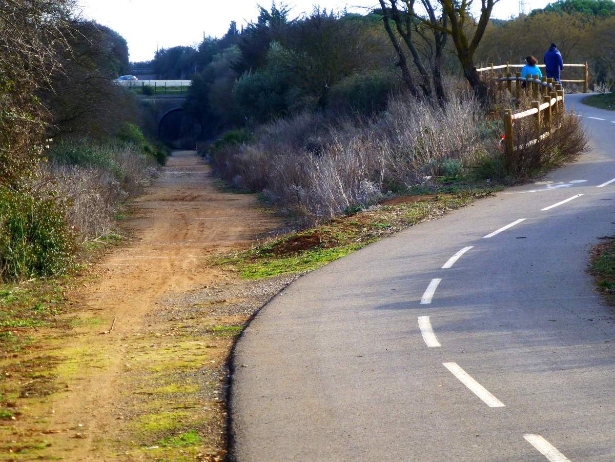 Frankreich, Languedoc, Hrault, Radweg von Mze nach Balaruc, am tang de Thau, auf der frheren Bahnlinie von Ste nach Mze. Der Radweg endet hier in Balaruc. Die Zge fuhren von hier aus weiter zum Bahnhof Balaruc (heute eine Zuckerwarenfabrik) und dann nach Ste. 06.02.2014