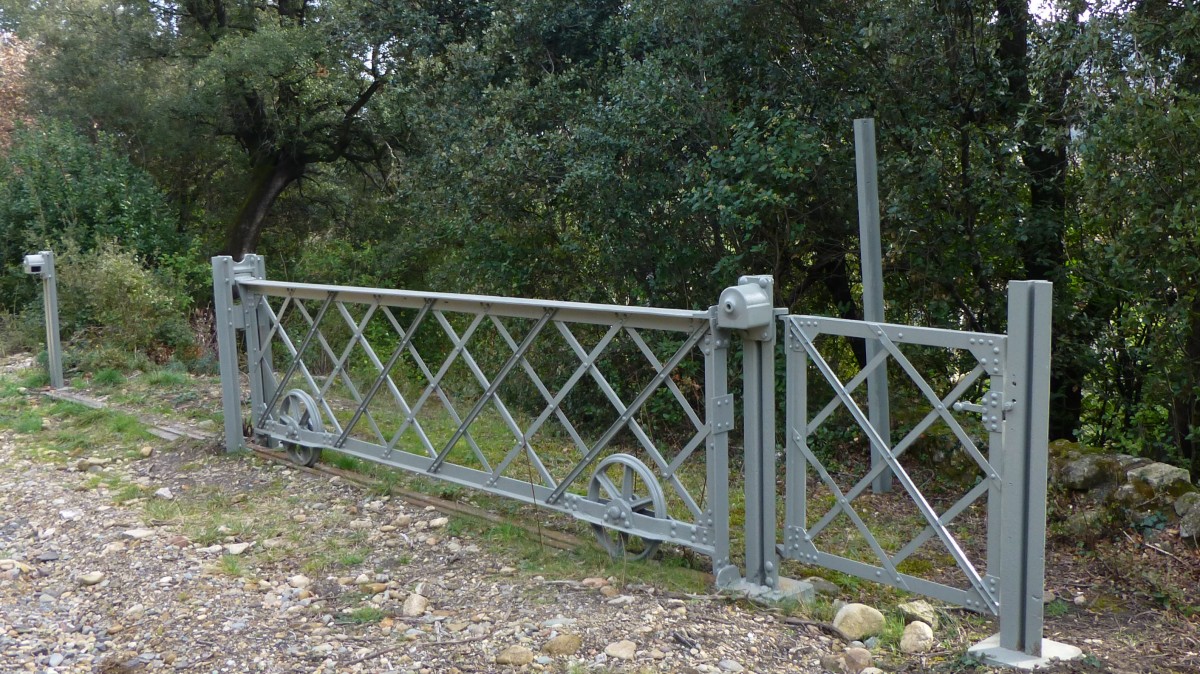 Frankreich, Languedoc, Hrault, Radweg  Passa Pas  von Mazamet (Tarn) nach Bdarieux (Haut-Languedoc) auf der frheren Eisenbahnstrecke Mazamet-Bdarieux. Alte Schranke an einem Bahnbergang am Radweg in Lamalou-les-Bains. 09.02.2014