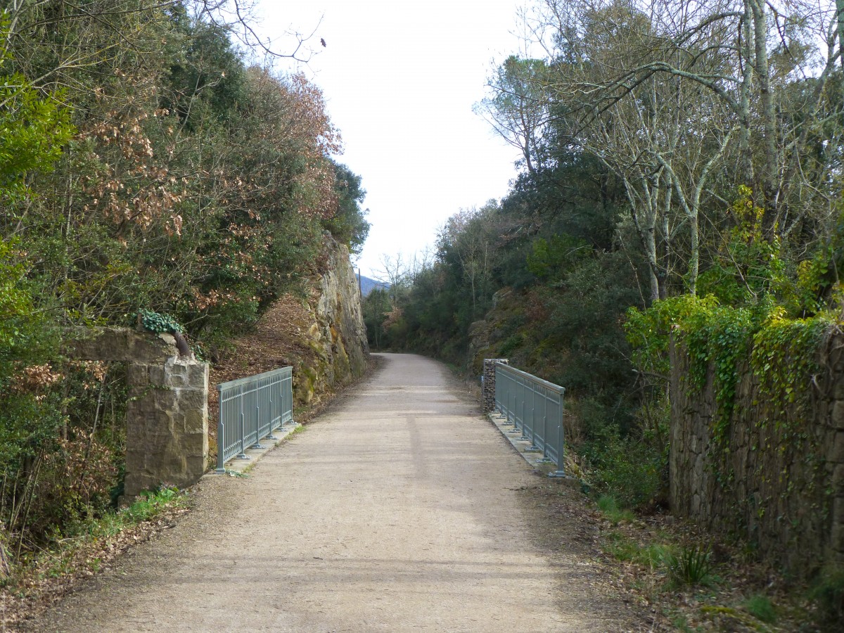 Frankreich, Languedoc, Hrault, Radweg  Passa Pas  von Mazamet (Tarn) nach Bdarieux (Haut-Languedoc) auf der frheren Eisenbahnstrecke Mazamet-Bdarieux. Eine kleine Brcke bei Lamalou-les-Bains. 09.02.2014