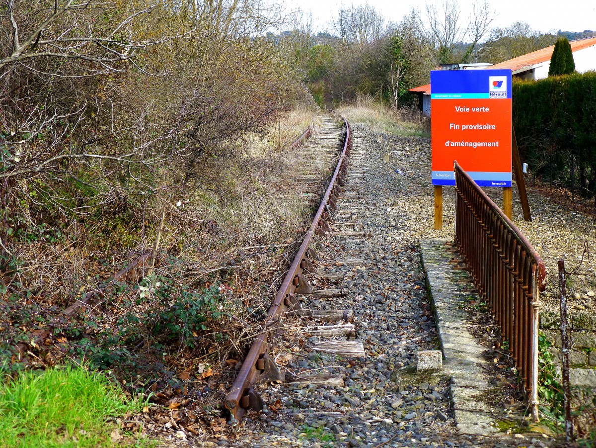 Frankreich, Languedoc, Hrault, Radweg  Passa Pas  von Mazamet (Tarn) nach Bdarieux (Haut-Languedoc) auf der frheren Eisenbahnstrecke Mazamet-Bdarieux. Hier das Ende des Radweges mit den letzten Metern der Eisenbahn vor Bdarieux, wo diese auf die Linie Bziers - Neussargues stsst (unter 1500 V Gleichstrom). 09.02.2014 