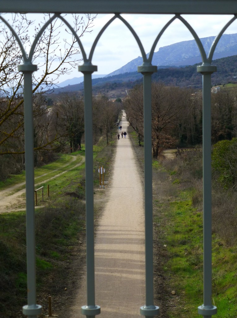 Frankreich, Languedoc, Hrault, Radweg  Passa Pas  von Mazamet (Tarn) nach Bdarieux (Haut-Languedoc) auf der frheren Eisenbahnstrecke Mazamet-Bdarieux. Blick nach Westen auf den Radweg von einer Brcke bei Hrpian aus. 09.02.2014 