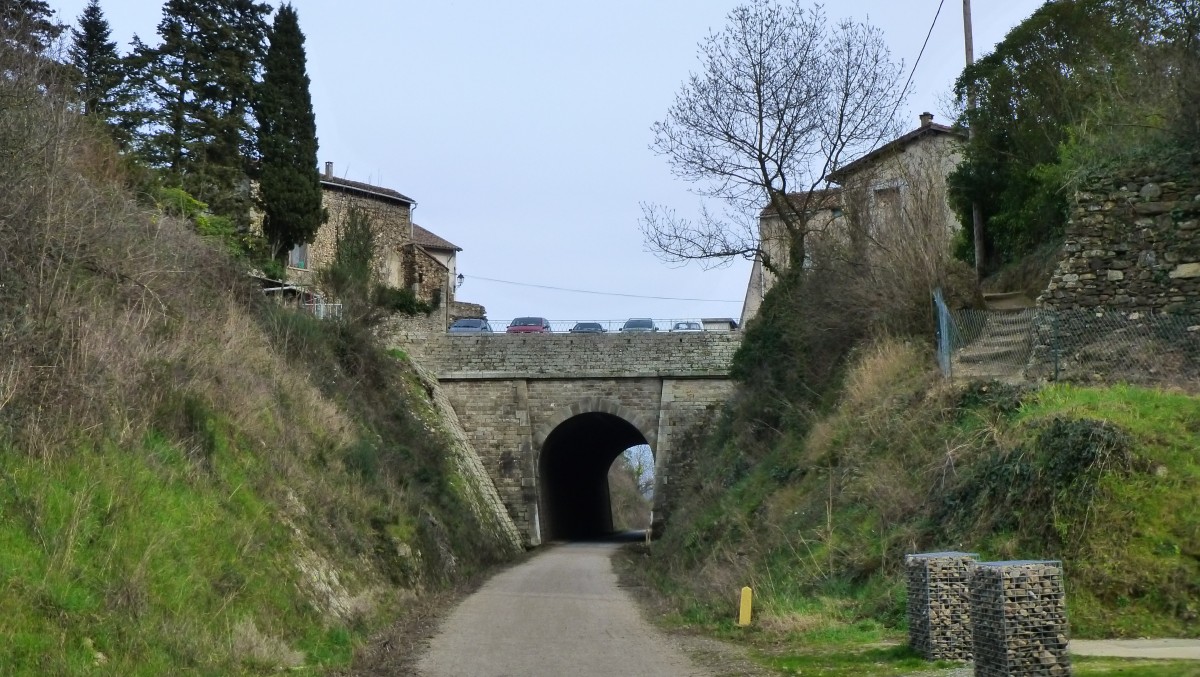 Frankreich, Languedoc, Hrault, Radweg  Passa Pas  von Mazamet (Tarn) nach Bdarieux (Haut-Languedoc) auf der frheren Eisenbahnstrecke Mazamet-Bdarieux. Blick nach Westen auf den Radweg bei le Poujol-sur-Orb. 09.02.2014 