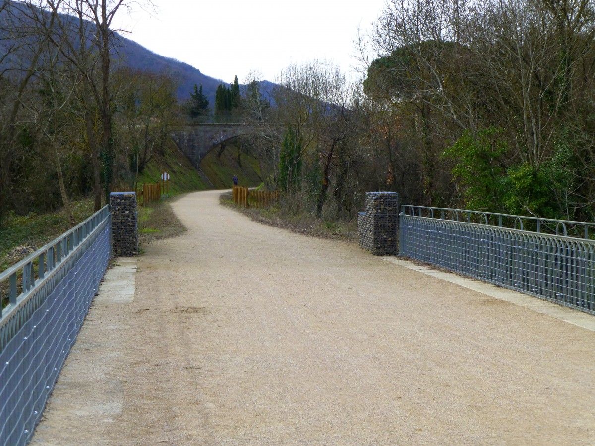 Frankreich, Languedoc, Hrault, Radweg  Passa Pas  von Mazamet (Tarn) nach Bdarieux (Haut-Languedoc) auf der frheren Eisenbahnstrecke Mazamet-Bdarieux. Blick auf den Radweg westlich von le Poujol-sur-Orb. 09.02.2014 