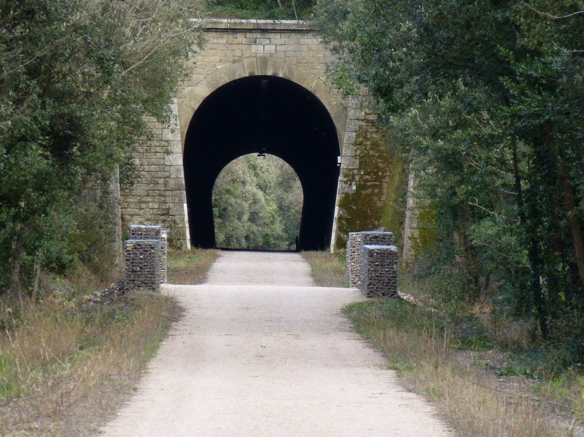 Frankreich, Languedoc, Hrault, Radweg  Passa Pas  von Mazamet (Tarn) nach Bdarieux (Haut-Languedoc) auf der frheren Eisenbahnstrecke Mazamet-Bdarieux. Blick nach Osten auf den Radweg zwischen Colombires-sur-Orb und le Poujol-sur-Orb. 09.02.2014 