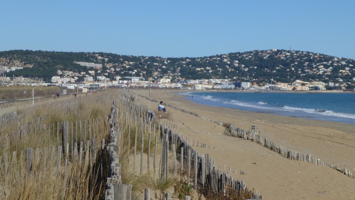 Frankreich, Languedoc, Hrault,die rehabilitierten Dnen zwischen Marseillan und Ste (im Hintergrund), links im Bild der Radweg Ste-Marseillan. 04.02.2014