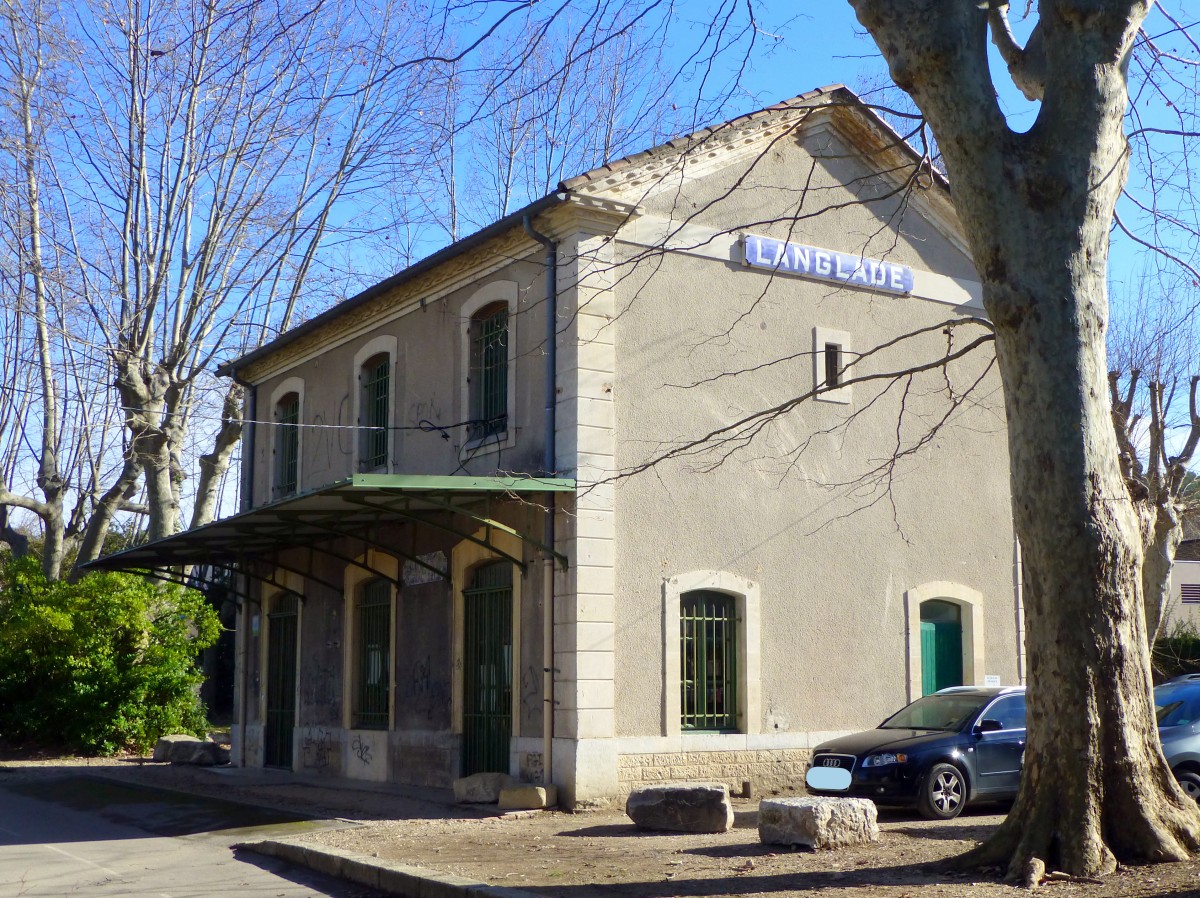 Frankreich, Languedoc-Roussillon, Voie verte de la Vaunage, auch Voie Verte von Caveirac (bei Nmes) nach Sommires genannt auf der ehemaligen Bahntrasse von Nmes nach Sommires. Der Radweg fhrt am ehemaligen Bahnhof von Langlade vorbei. 02.02.2014