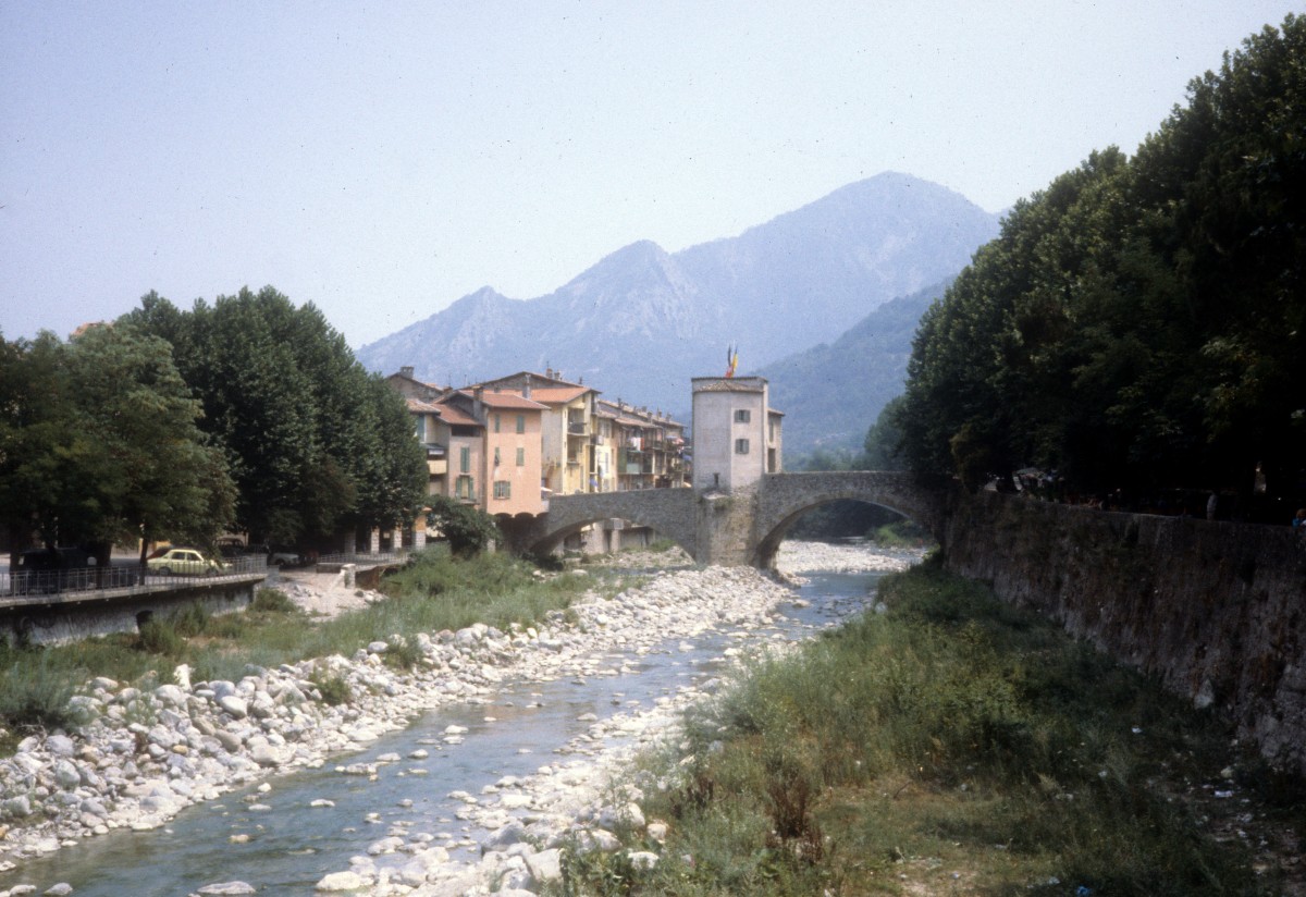Frankreich, Provence-Alpes-Cte d'Azur / Dpartement Alpes-Maritimes / Sospel im August 1979: Der Fluss Bvra und die Brcke Pont de la Libration.